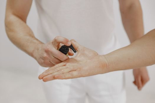Can Body Oil Help with Dry, Itchy Skin?
