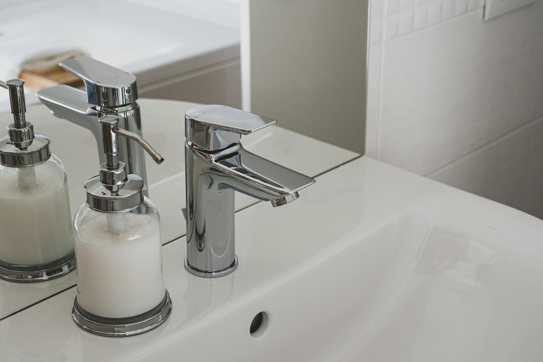foam cleanser pump bathroom sink