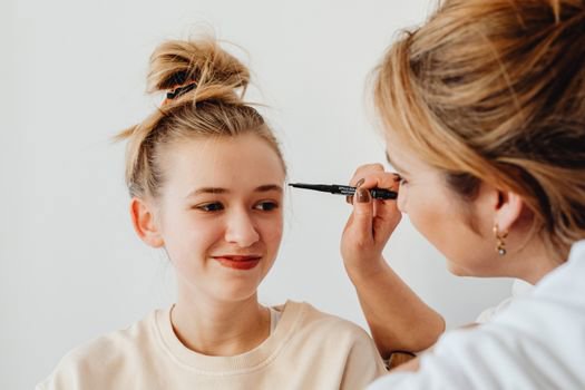How to Apply Brow Pencil for Natural-Looking Brows