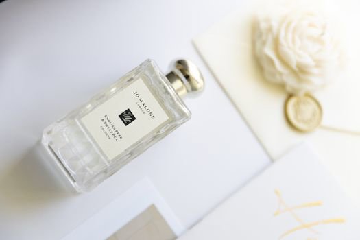 How to Choose a Summer Perfume That Lasts