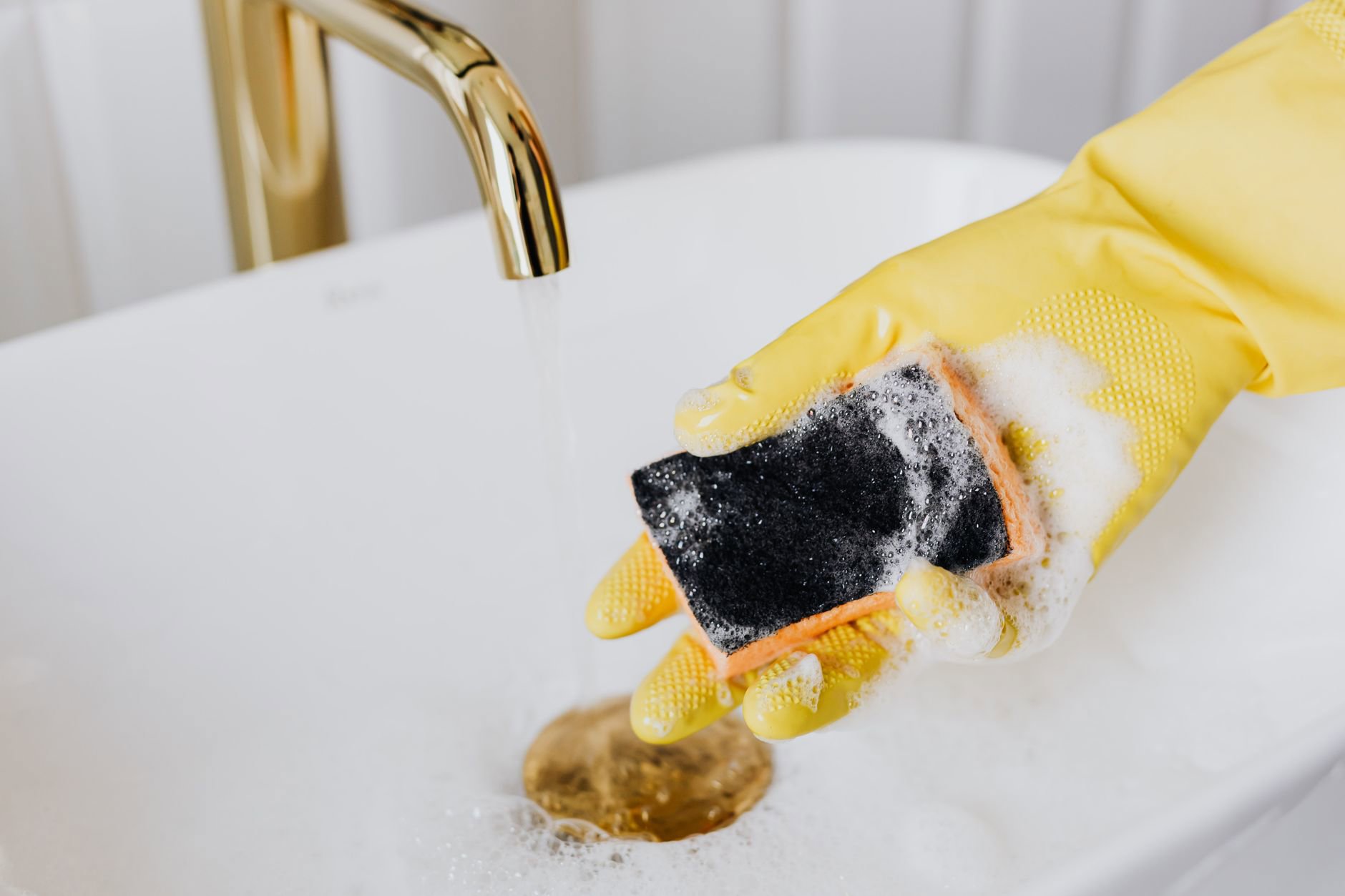 Real Techniques Miracle Complexion Sponge cleaning sink