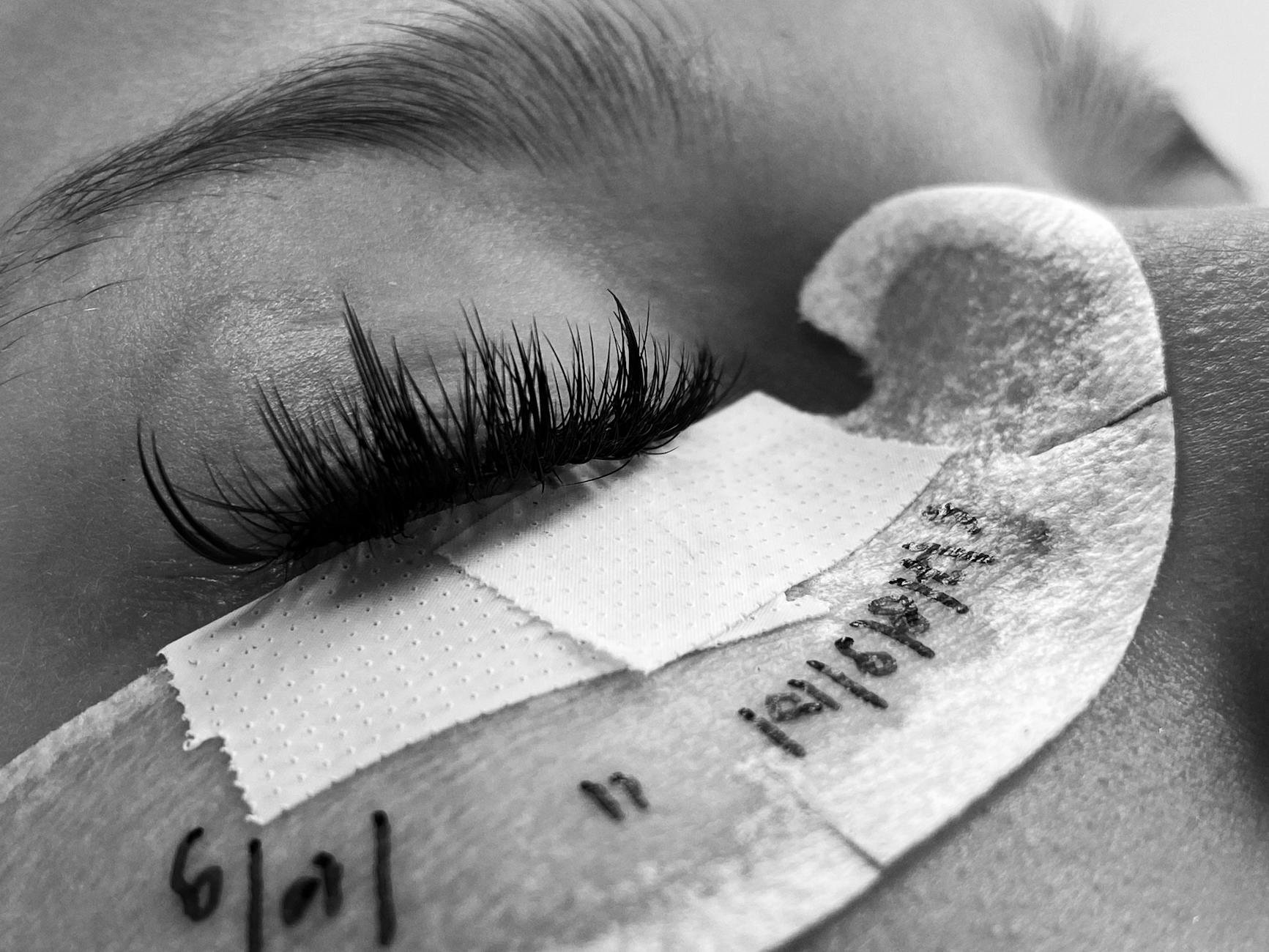 strip lashes drying on lash tray