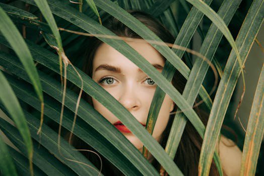 How to Cover Dark Circles With Liquid Concealer