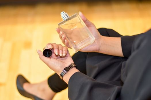 How to make perfume last longer (UK): 9 proven tips