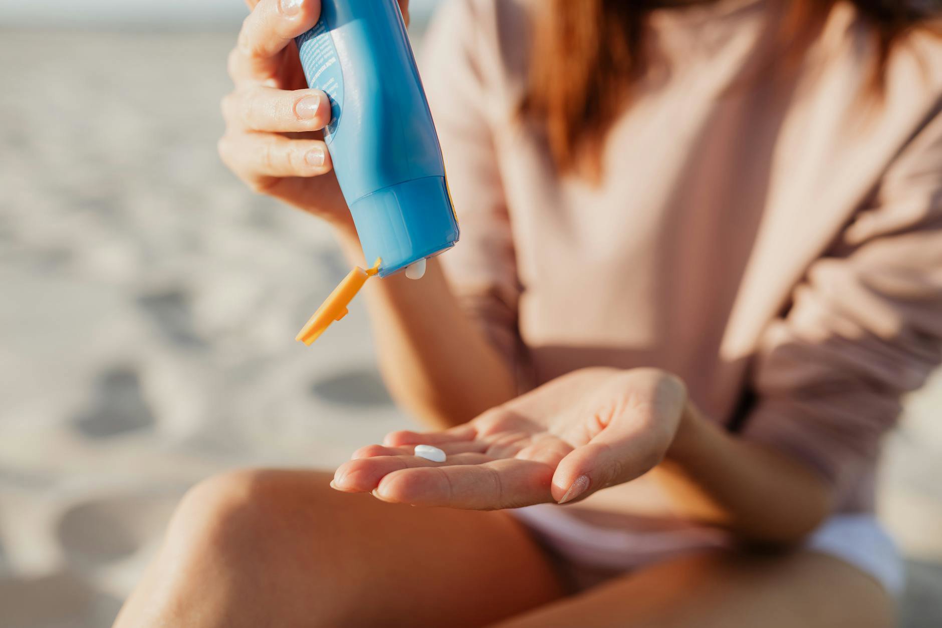 How to Reapply Sunscreen Over Makeup (No Smudging)