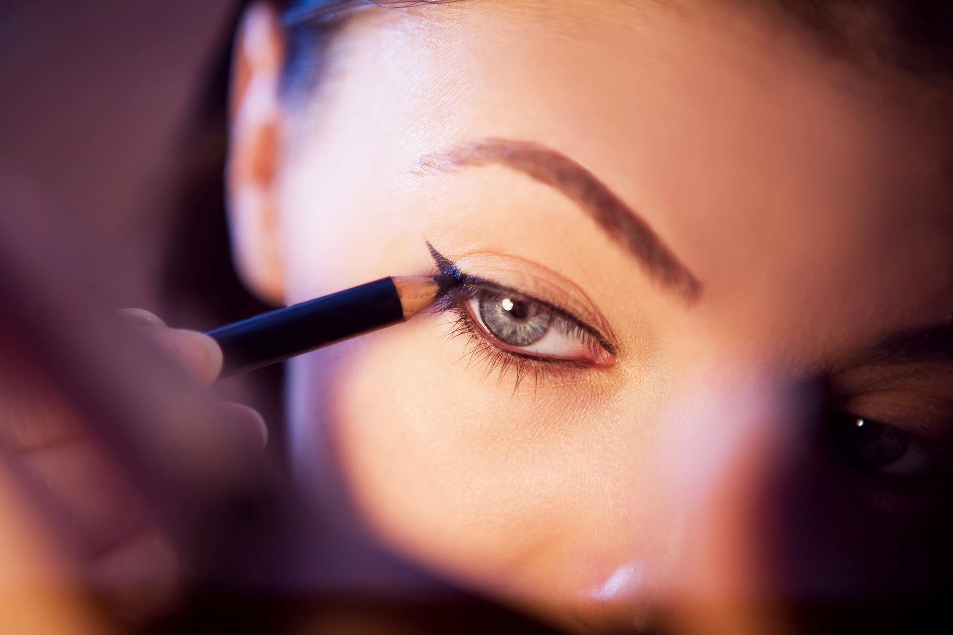 How to Stop Pencil Eyeliner From Smudging