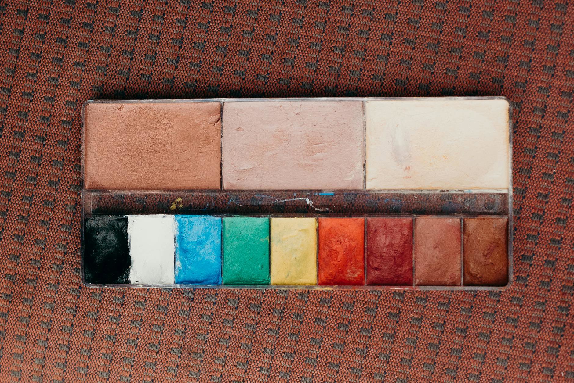 liquid foundation texture swatch on palette