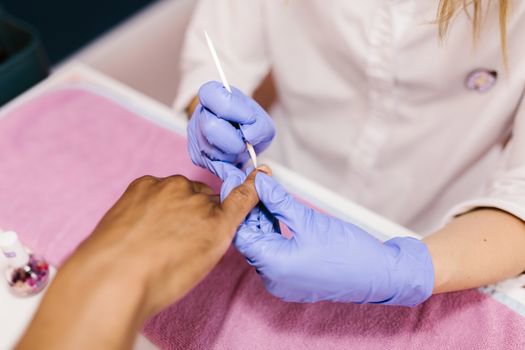 Nagelhautschieber richtig benutzen: Anleitung & Tipps