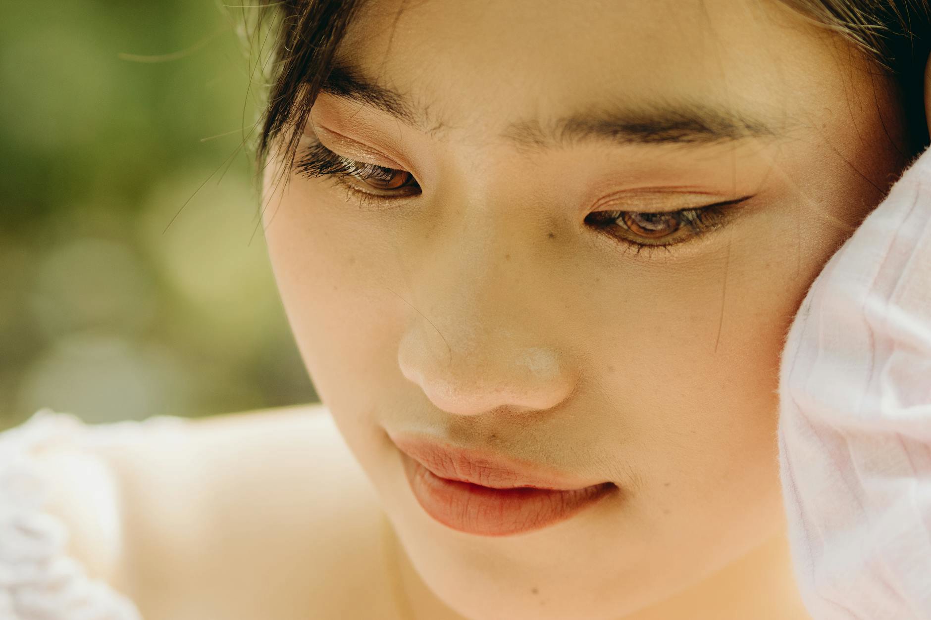 natural makeup look soft daylight