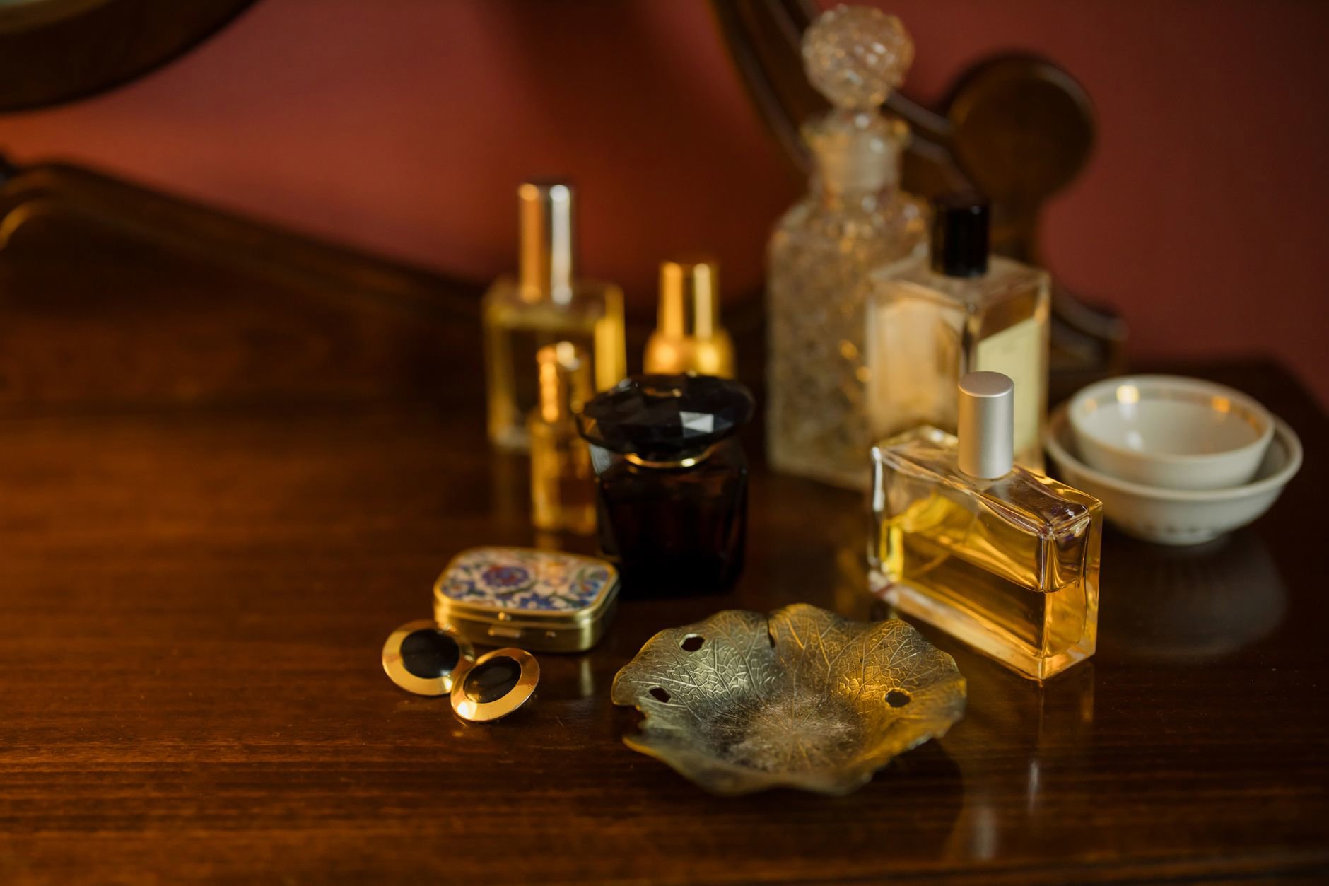 perfume bottles glass vanity woman