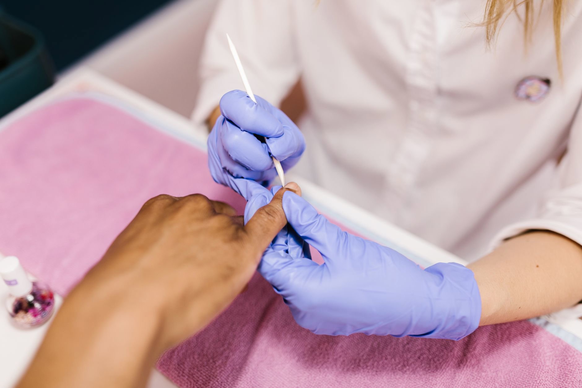 Pousse-cuticules : comment l’utiliser sans abîmer l’ongle ?