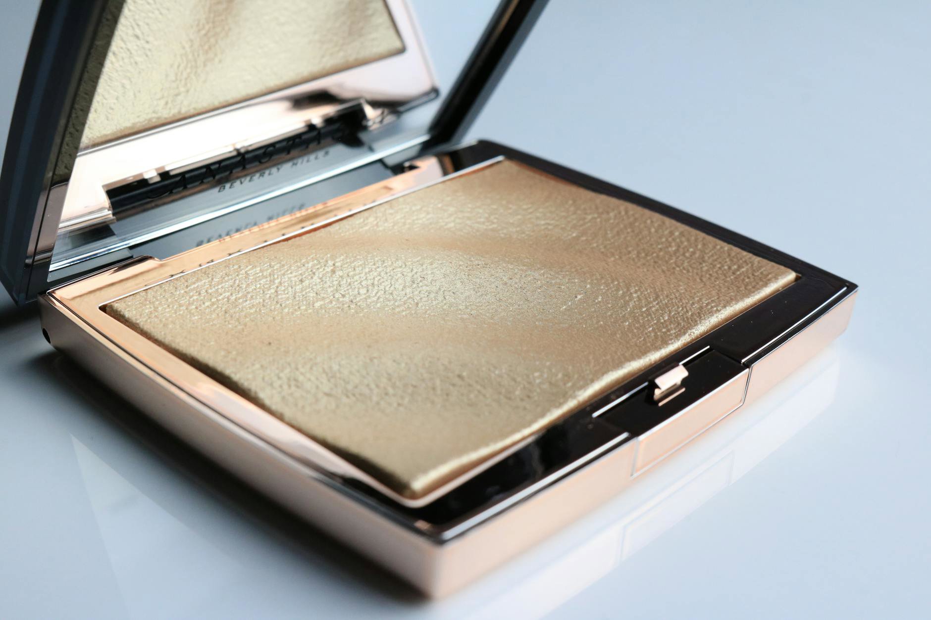 Charlotte Tilbury Hollywood Glow Glide highlighter compact