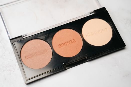 Powder vs Liquid Highlighter: Which Is Best?