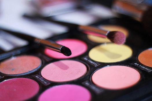 Puderblush vs. Cremeblush: Was ist besser?