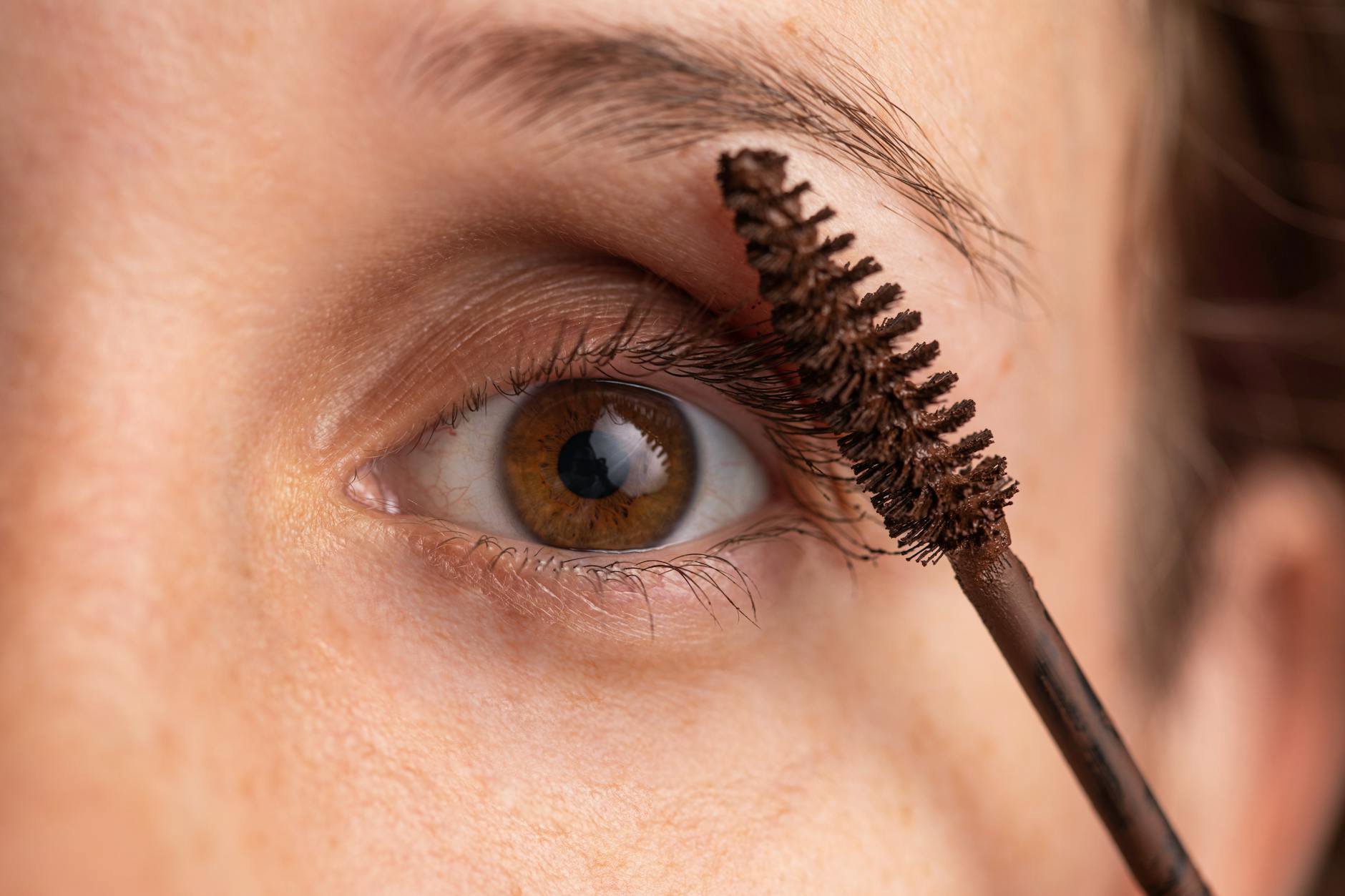 close up eye almond shape mascara