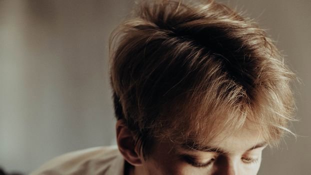 Welches Volumenpuder bei fettigem Ansatz? Guide